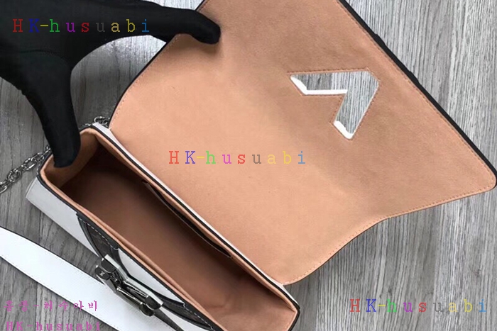 �ڹ̷��ޡ� ���̺��� Ʈ����Ʈ�� M50282V